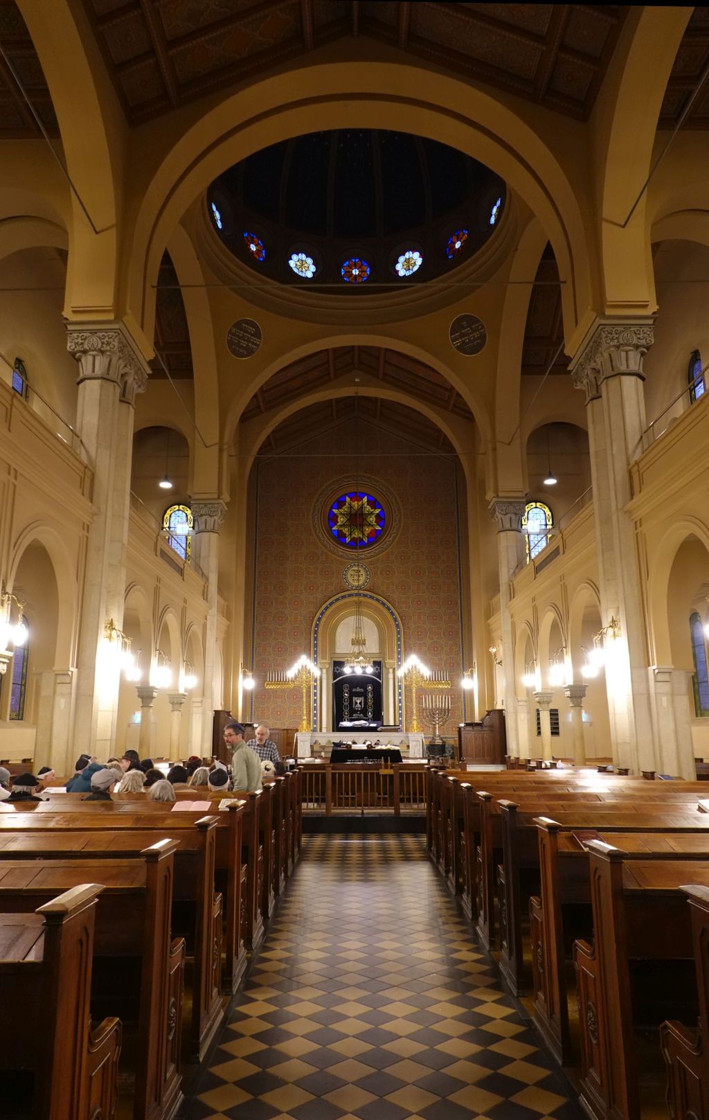 Blick durch das Längsschiff der Synagoge 2